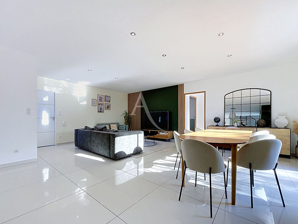 Vente Maison LONGUÉ-JUMELLES - MAISON CONTEMPORAINE AVEC PISCINE, 5 CHAMBRES ET PLUS DE 184 M² HABITABLES Longue jumelles