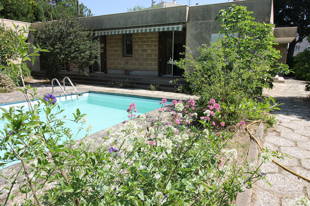 NIMES Belle maison d'architecte signée Armand PELLIER de 1962 de type 5 d'environ 104,87m² avec terrain arboré et piscine
