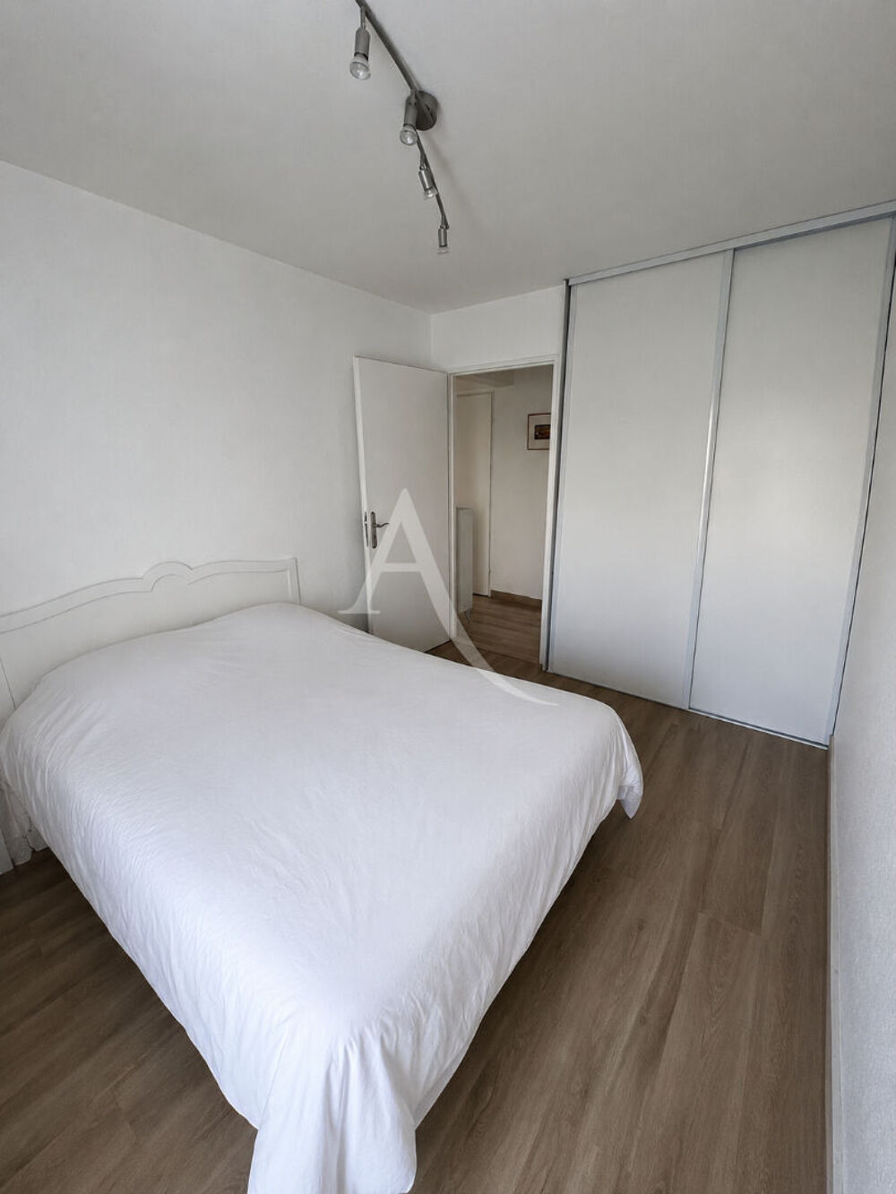 Vente Appartement LE CANNET - BEAU 2 PIÈCES AVEC TERRASSE, GARAGE ET PISCINE Le cannet