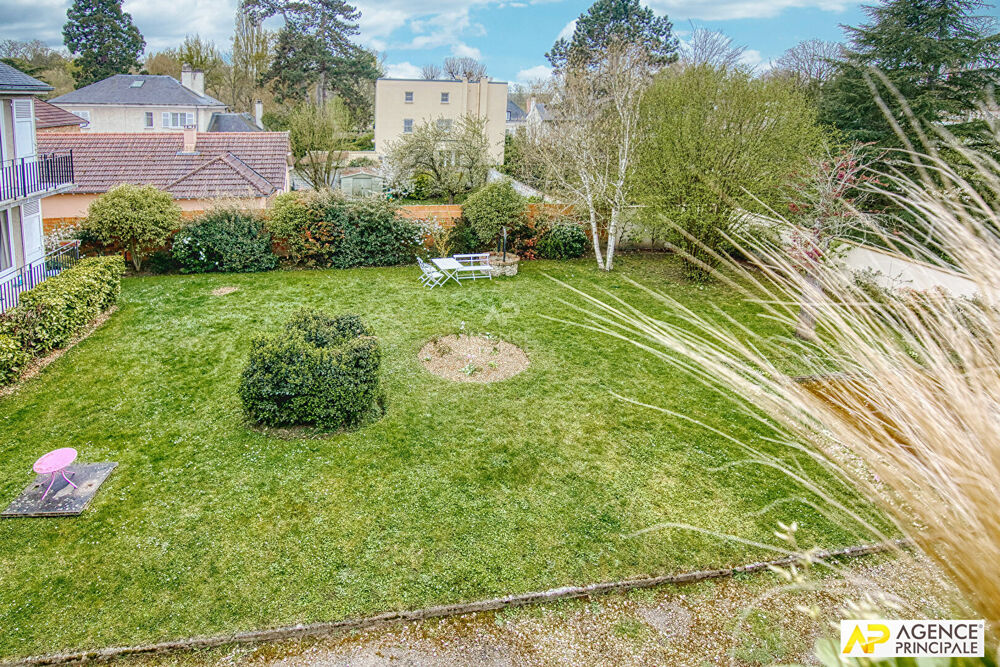 Vente Appartement Versailles Ermitage Appartement duplex 4 pièces 105 m² au sol situé au 2ème et dernier étage avec cave, box et jardin collectif Versailles
