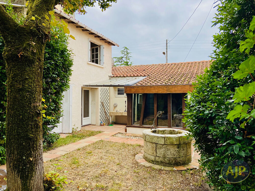 Maison de ville en pierres avec jardinet et garage !
