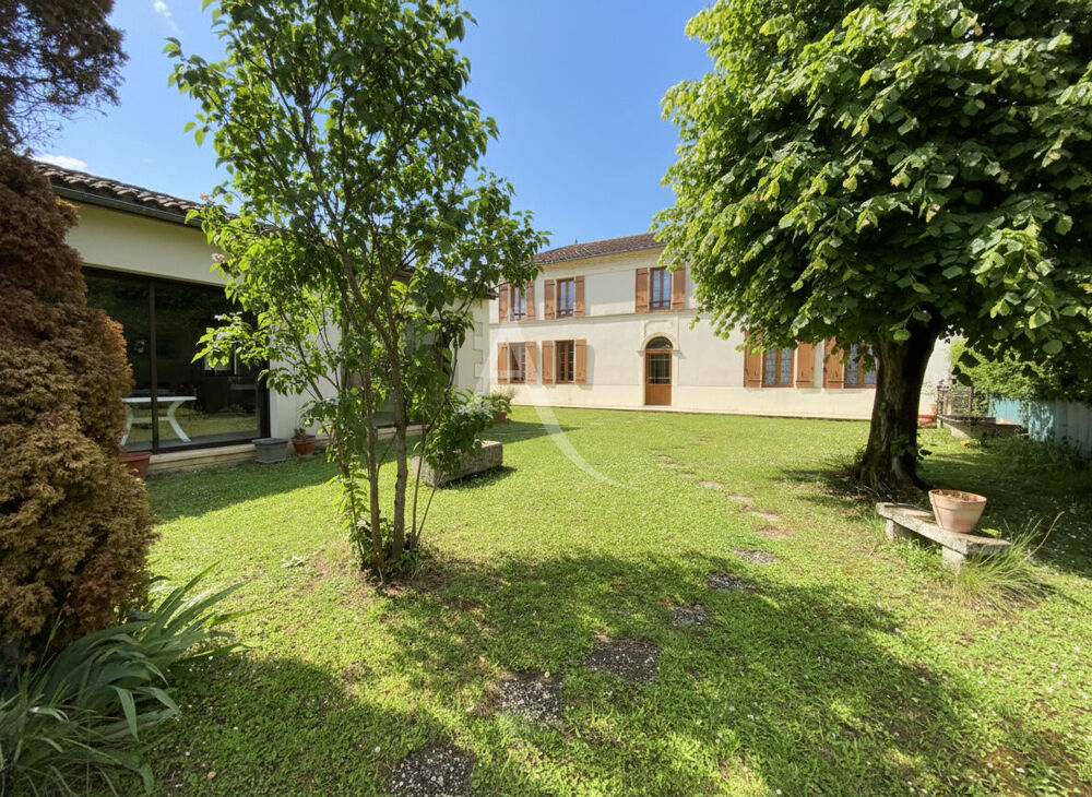 Grande maison à 10 minutes de Mirambeau + dépendances + petit étang
