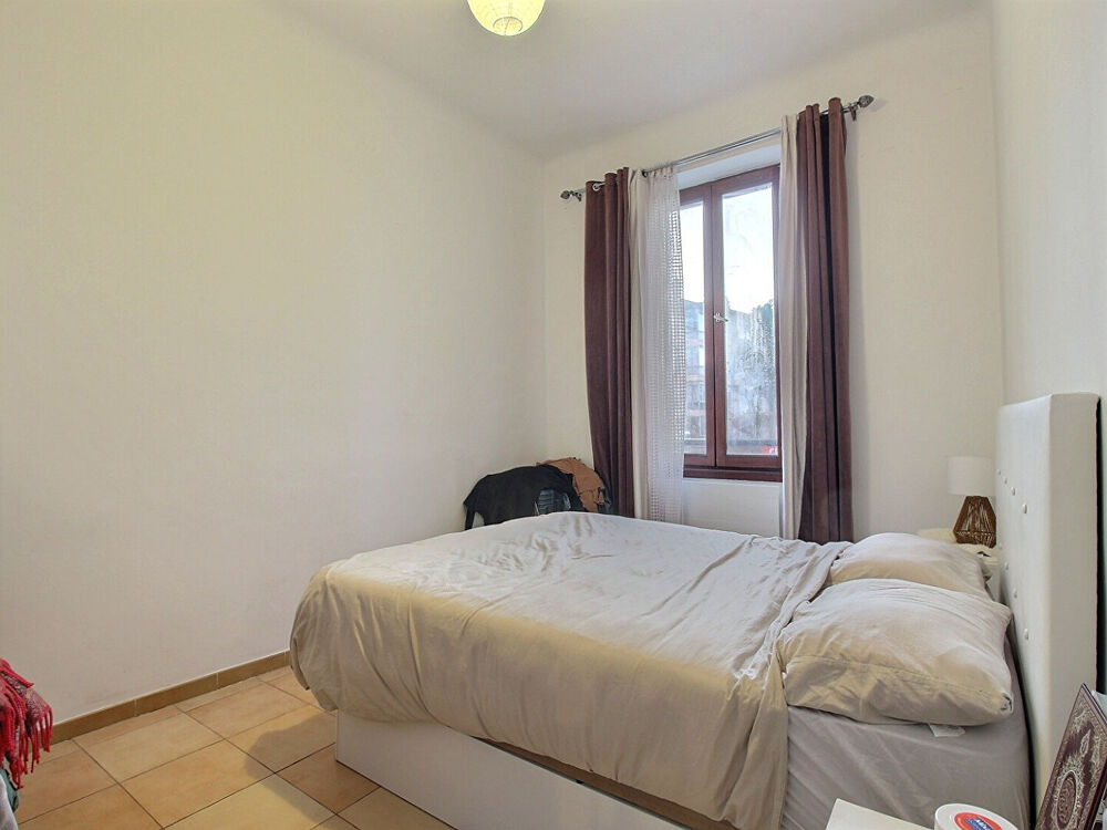 Vente Appartement Appartement  loué de type 2 de 49 m2  dans un petit immeuble proche remparts. Avignon