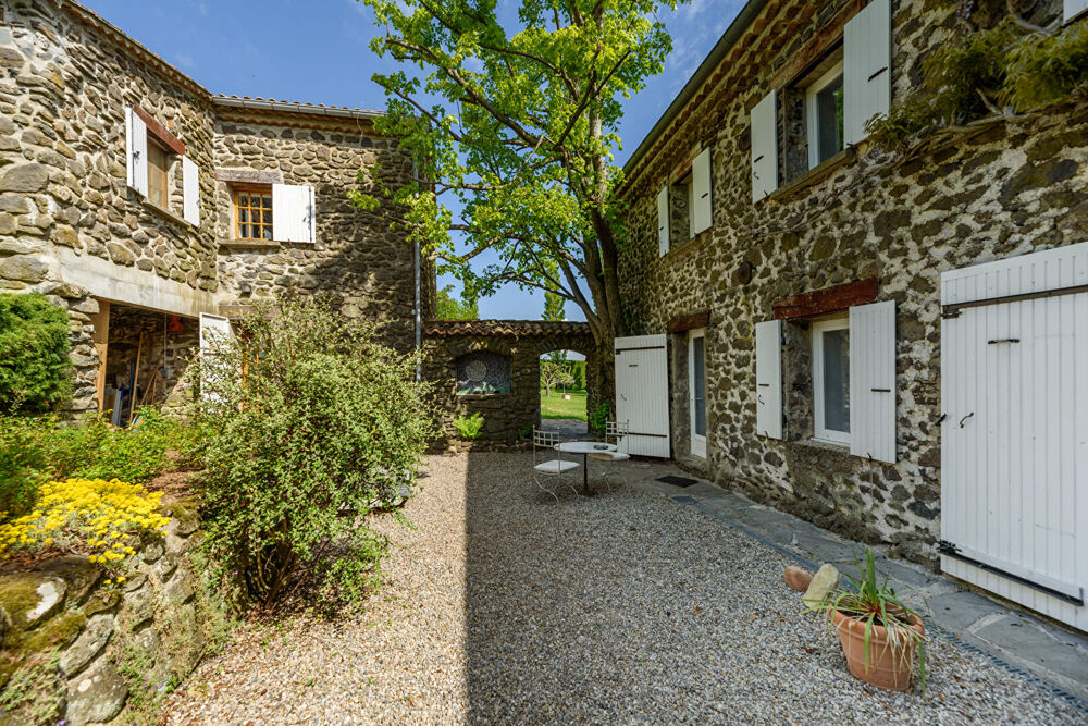 Propriété de caractère en pierre avec gîtes, piscine - écrin de nature en Ardèche.