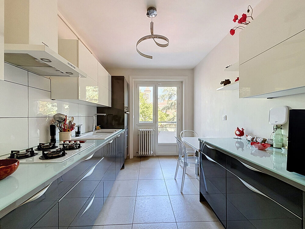 Vente Appartement Coeur Monplaisir, vaste T3 en très bon état, dans une copropriété de standing, balcons, stationnement cave Lyon 8