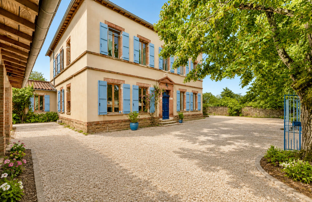 HAUTE-GARONNE - près de Toulouse - Manoir du XVIIe siècle avec maison d'amis, piscine et potentiel de revenus .