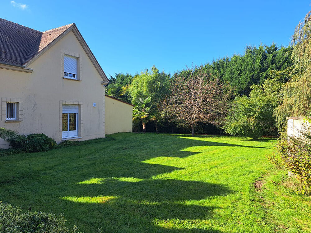 Vente Maison Belle demeure de 342m�  avec piscine int�rieur, sous-sol total dans le village de FAVRIEUX Favrieux