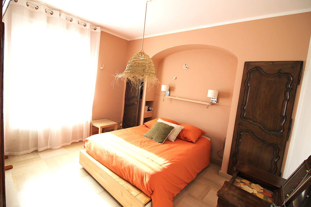 NIMES Quartier recherché proche quai de la fontaine très bel appartement de type 4 de 110m² avec terrasse, cave, garage et park
