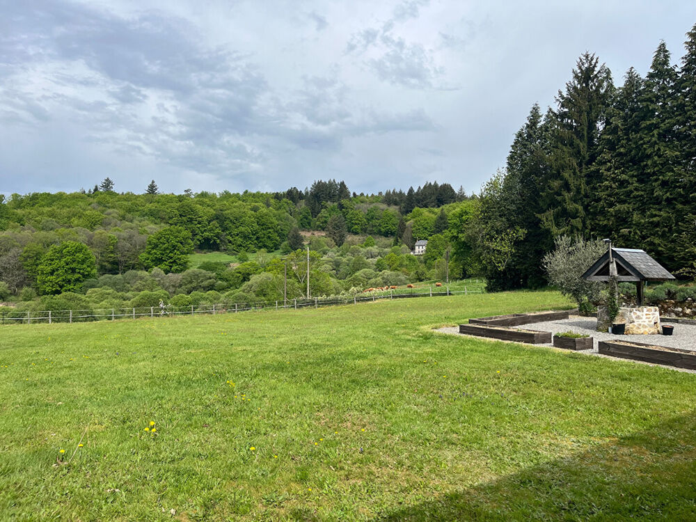 Propriété comprenant 2 maisons, une grange, des écuries, un jardin et un enclos.