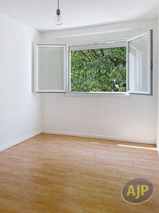  Appartement à louer 4 pièces 79 m²