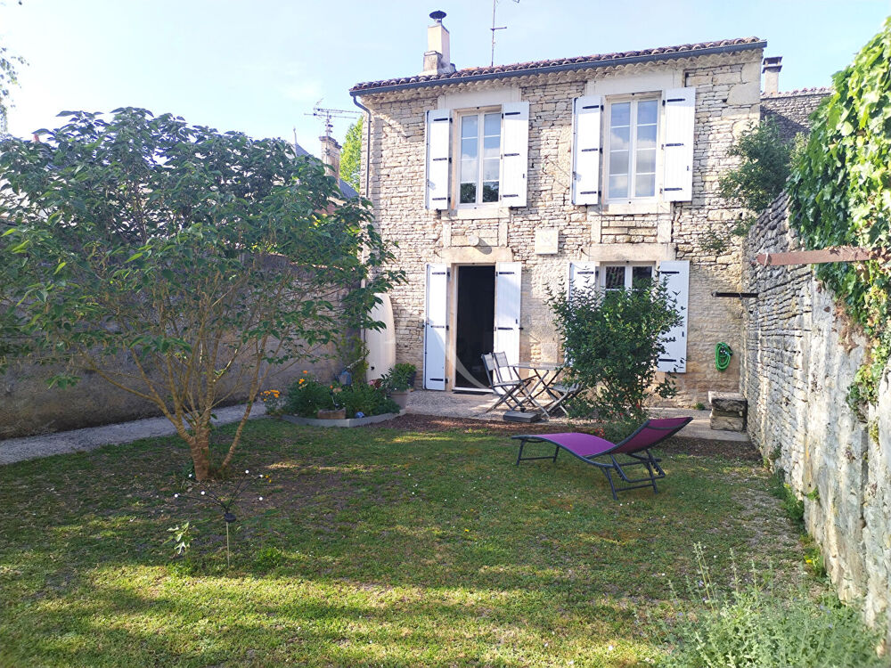 Maison Asnières La Giraud 157 m², jardin et dépendances