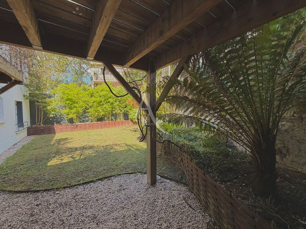 Hauts Pavés-St Pasquier, charmante maison nantaise de 7 pièces des années 1950 de 143 m2 avec terrasse, garage à vélos et jardin