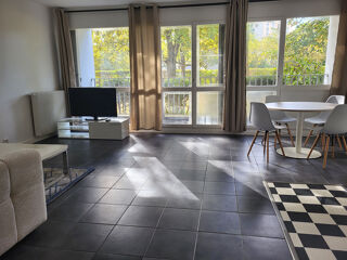 Location Appartement chevilly Larue location meublée  sur parc arborée , 37 m2  loyer 990 euros Chevilly larue