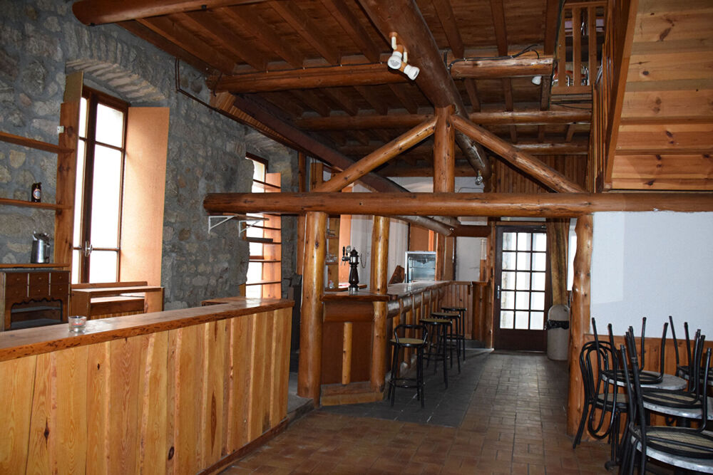 Vente Maison Ensemble immobilier composé d'un local commercial et d'un appartement dans le centre de Grazac Grazac