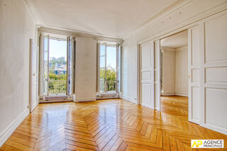 Vente Appartement Versailles Notre dame Boulevard de la Reine , appartement  3 pièces 79M² carrez situé au 2-éme étage d'un immeuble 18 -ème. Versailles