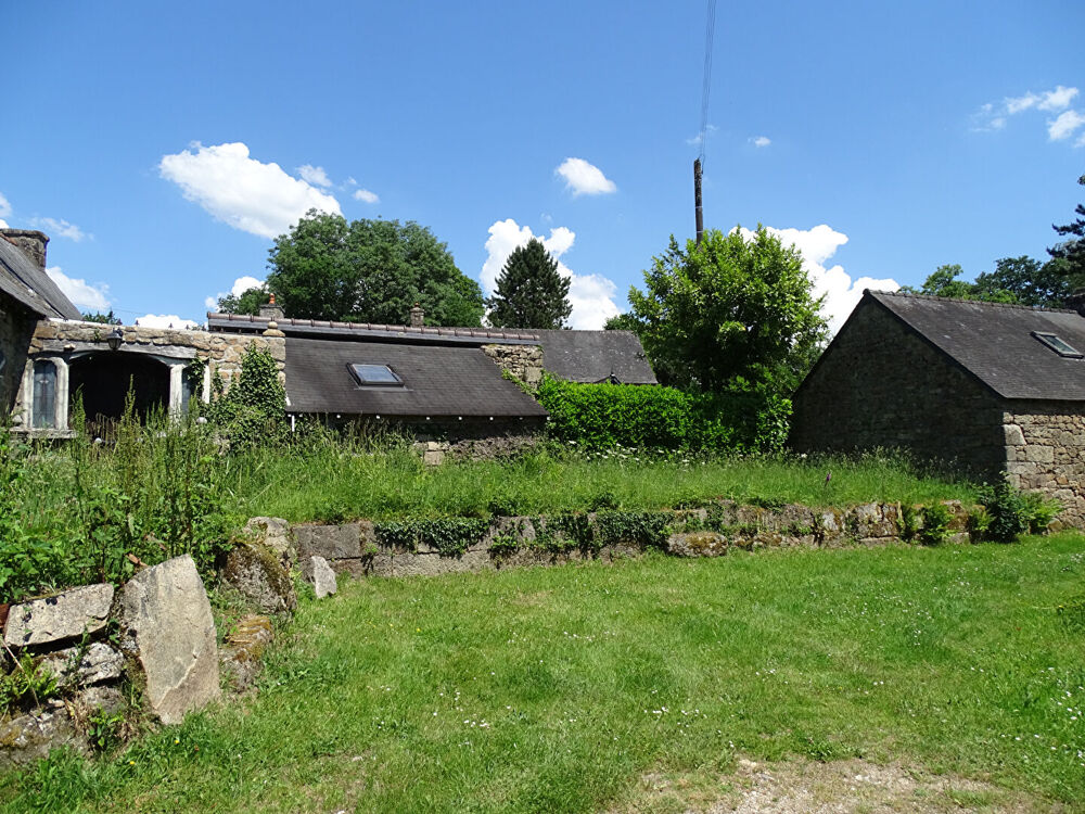 CÔTES-D'ARMOR. Maison individuelle en pierre à rénover, proche de Saint-Nicolas-du-Pélem