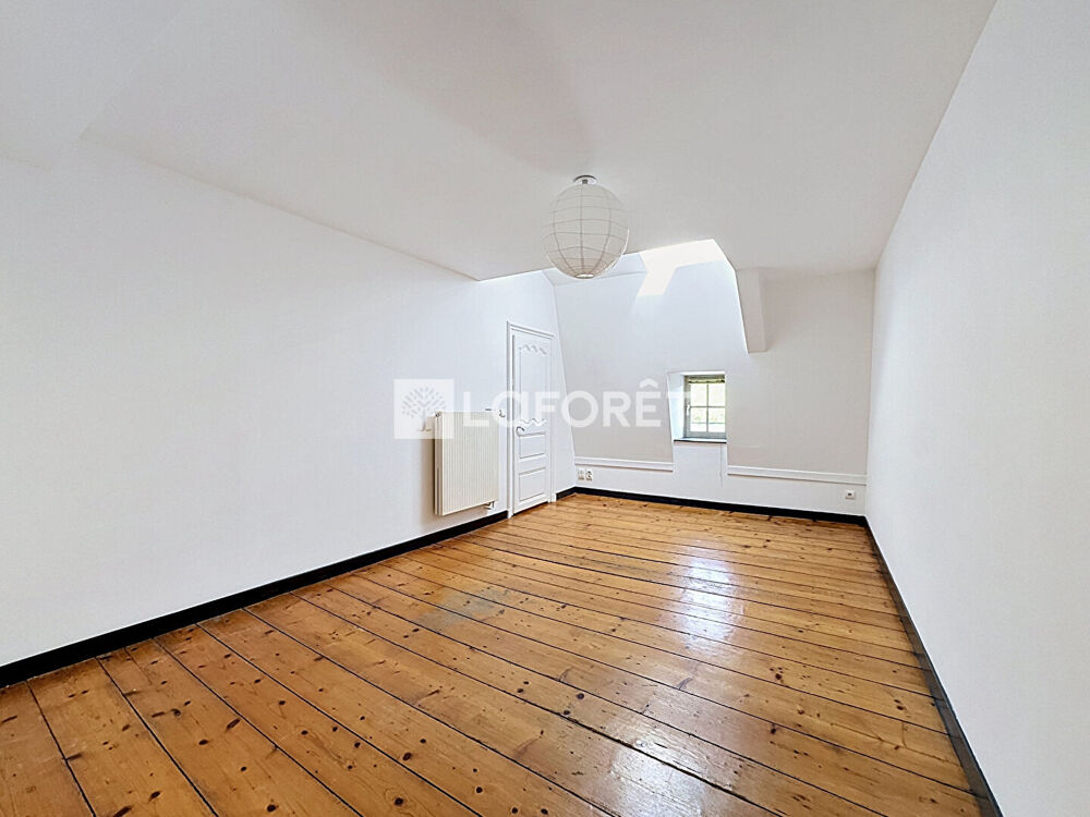 Location Appartement À LOUER , Appartement 2 pièces dans un immeuble classé Monument Historique à Saint-Amour (39160) Saint amour