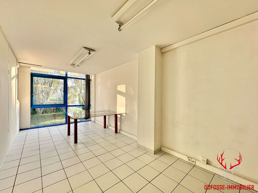   BUREAUX 304 m²  PROXIMITÉ AXES AUTOROUTIERS & CENTRE-VILLE 13 PARKINGS Hyeres