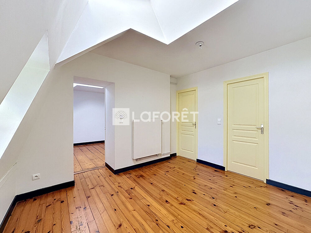 Location Appartement À LOUER , Appartement 2 pièces dans un immeuble classé Monument Historique à Saint-Amour (39160) Saint amour