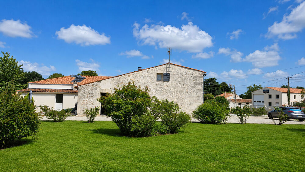 Vente Maison Maison en pierre de charme à proximité de Saintes et de la mer Varzay