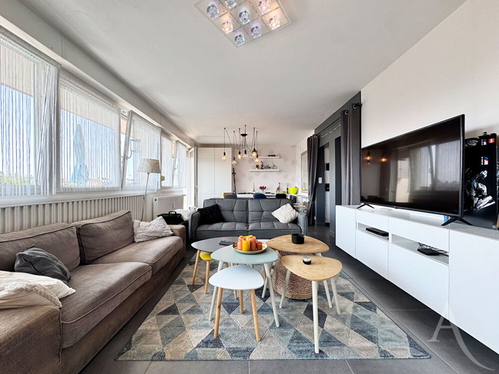 COUP DE COEUR sur ce spacieux T5 avec garage, ascenseur et grand balcon ! Proche centre ville