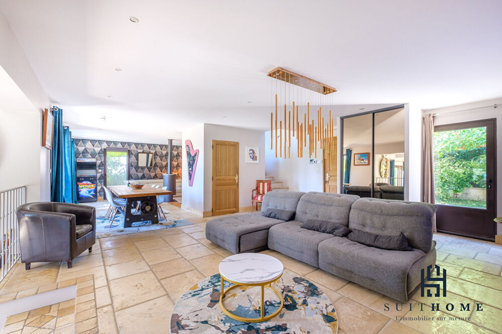 A vendre maison 175 m² à Saint Romain Au Mont D Or, piscine et terrain clos et arboré