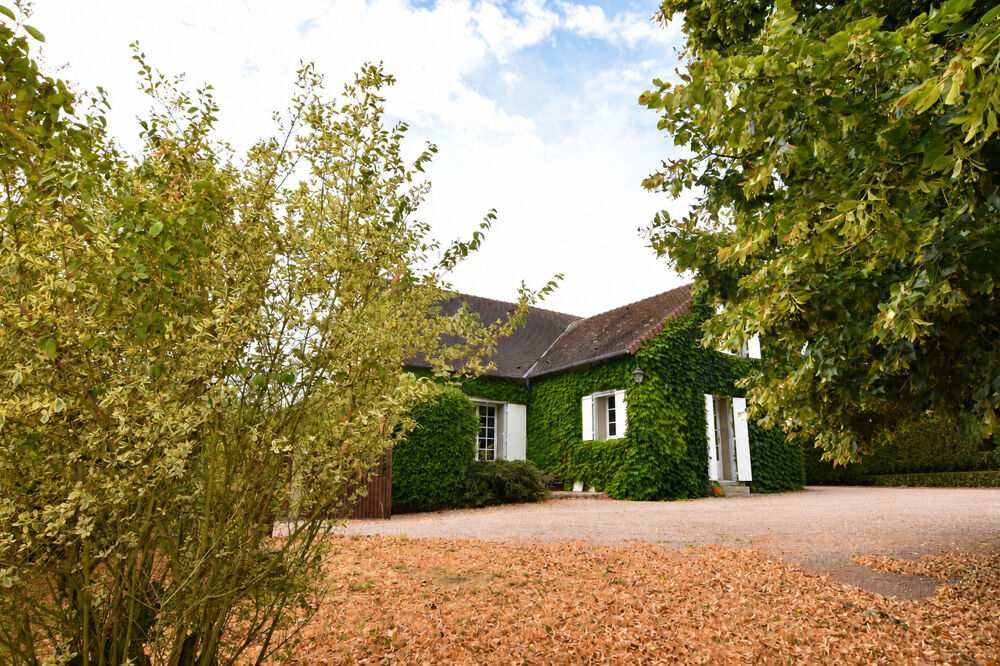 MAISON AVEC CACHET ET BEAU TERRAIN :