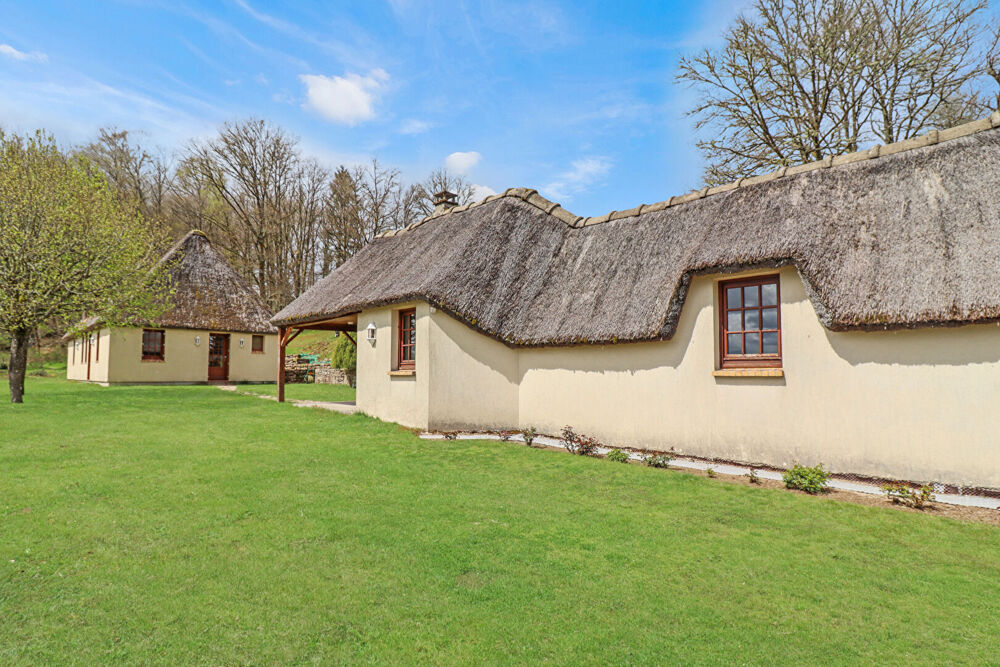 CORREZE. PEYRELEVADE. Maison de chaume de 3 chambres avec garage, atelier et cuisine d'été. Jardin de 1013m2. 2Km du Golf