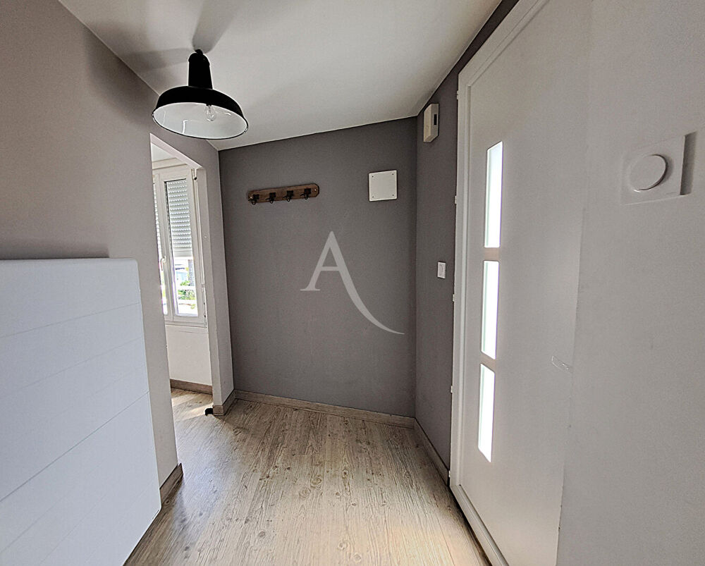 Local commercial plus un appartement de 125m² environ.