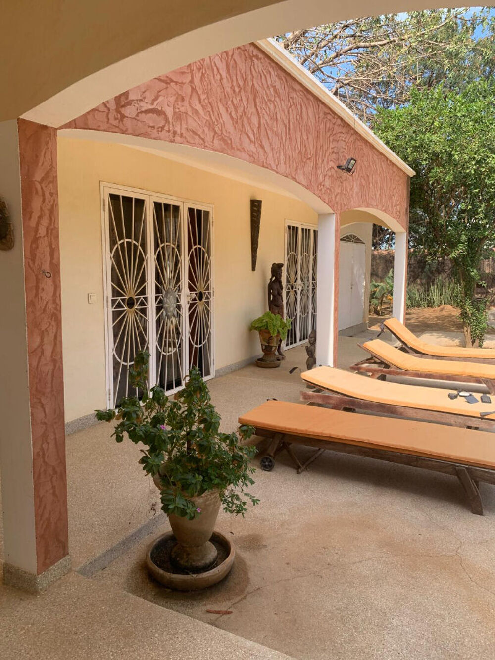Vente Maison CHARMANTE  VILLA DE 4 CHAMBRES DANS UN  QUARTIER RESIDENTIEL SUR UN SUPERBE TERRAIN ARBORE  DE 1100 M2 Ngaparou (Senegal)