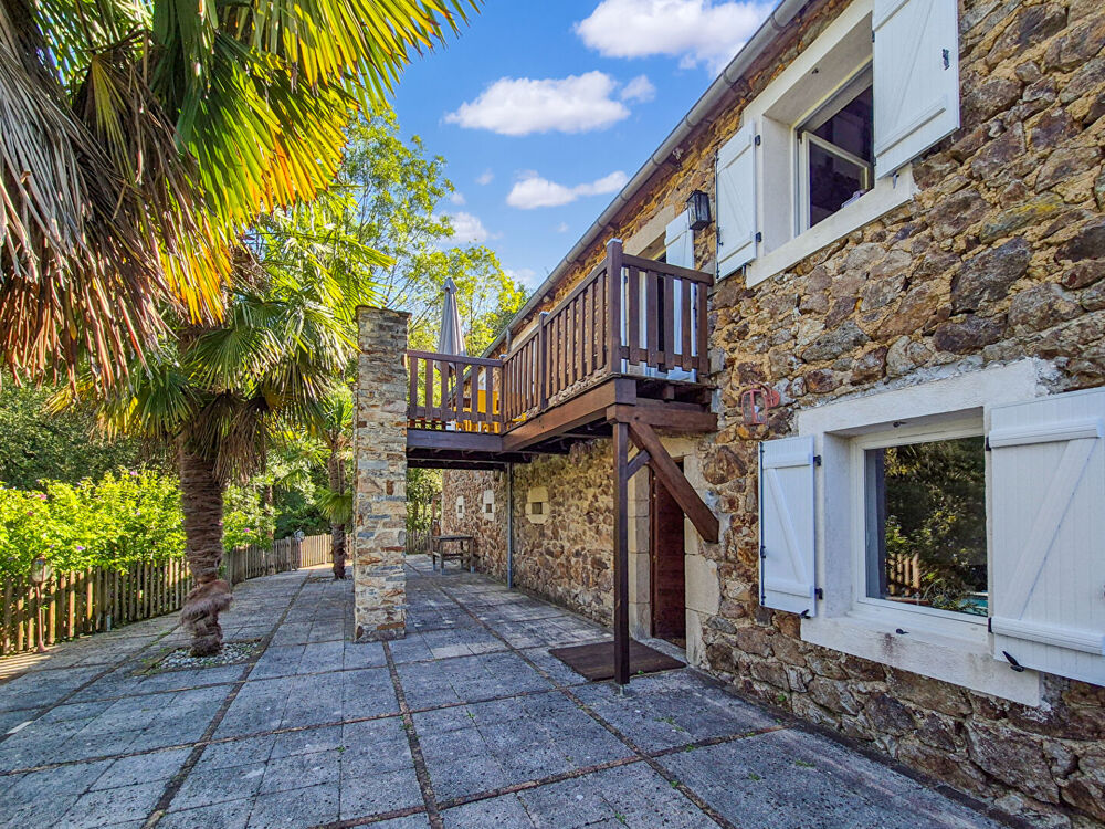Vente Maison CORRÈZE. Près d'ARGENTAT. Magnifique grange en pierre réaménagée comprenant 6 chambres, un four à pain d'origine et un terrain d Saint sylvain
