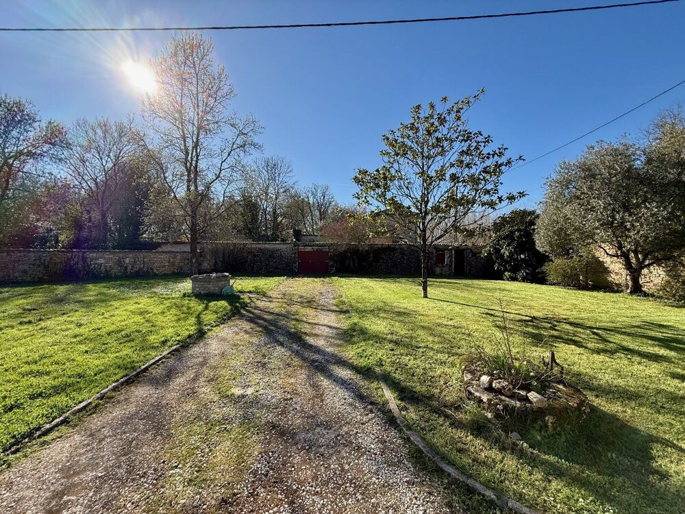 Élégante propriété de village avec dépendances et vastes jardins clos