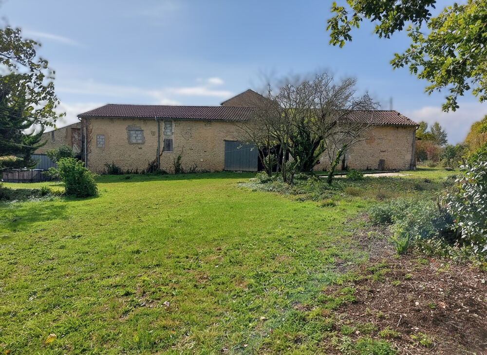 Vente Maison Elegante maison non-mitoyenne avec gîte, vaste dépendances, 2 km du centre ville Saint jean d angely