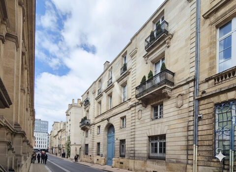   BORDEAUX  HOTEL DE VILLE - Appartement de standing à rafraichir, 2 places de stationnements et caves 