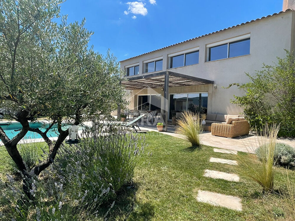 Maison à vendre en Provence proche AIX EN PROVENCE, avec vue et piscine.