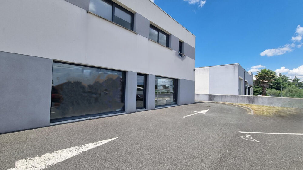   A louer local 85 m2 avec vitrine à Artigues Pres Bordeaux 