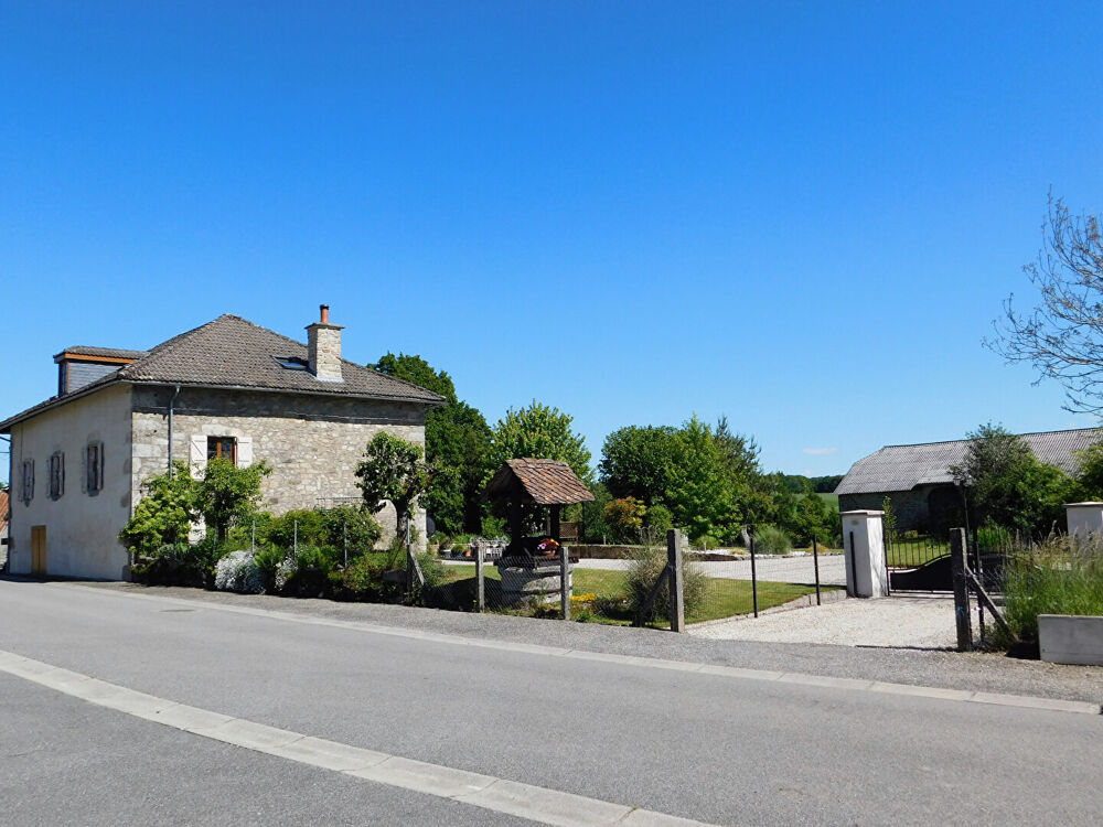 CORREZE. St Julien le Pelerin. Magnifique maison en pierre de 3 chambres avec gîte, grange avec écuries et terrain de 28 270 m².