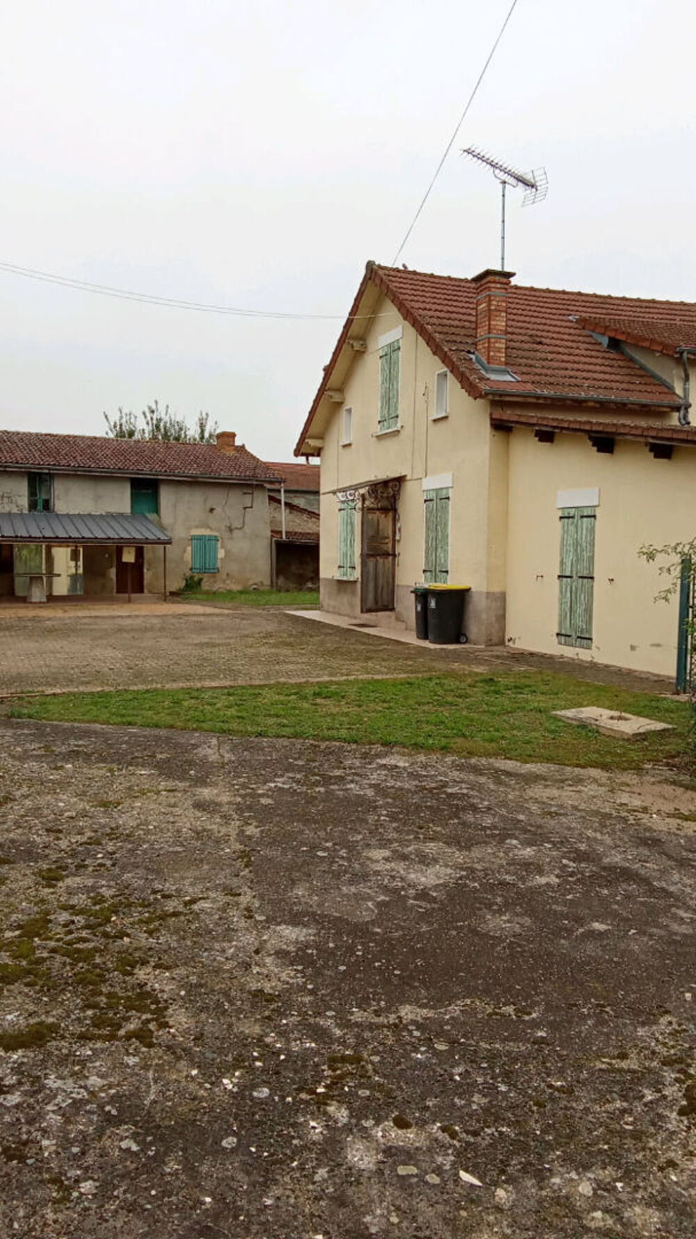 EN VENTE - ST PRIEST BRAMEFANT - Maison avec terrain 2000 M2 environ