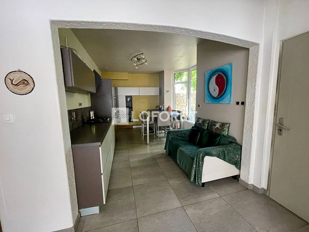 Maison de caractère avec 5 chambres, jardin et deux garages - Rare à la vente