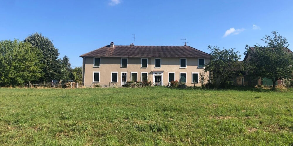 Corps de ferme, 18 pièces, 12 chambres, 6.5 hectares terrain avec étang.