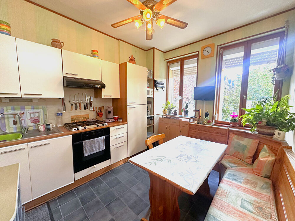 Immeuble avec commerce, habitation et jardin en coeur de ville.