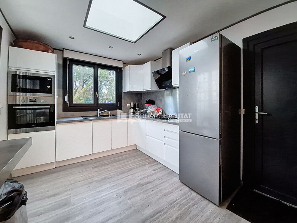 Semi plain-pied, avec jardin et garage de 40m², comprenant 4 chambres.