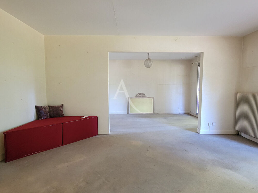 LE BOUSCAT - T3 à rénover avec balcon, cellier et box indépendant.