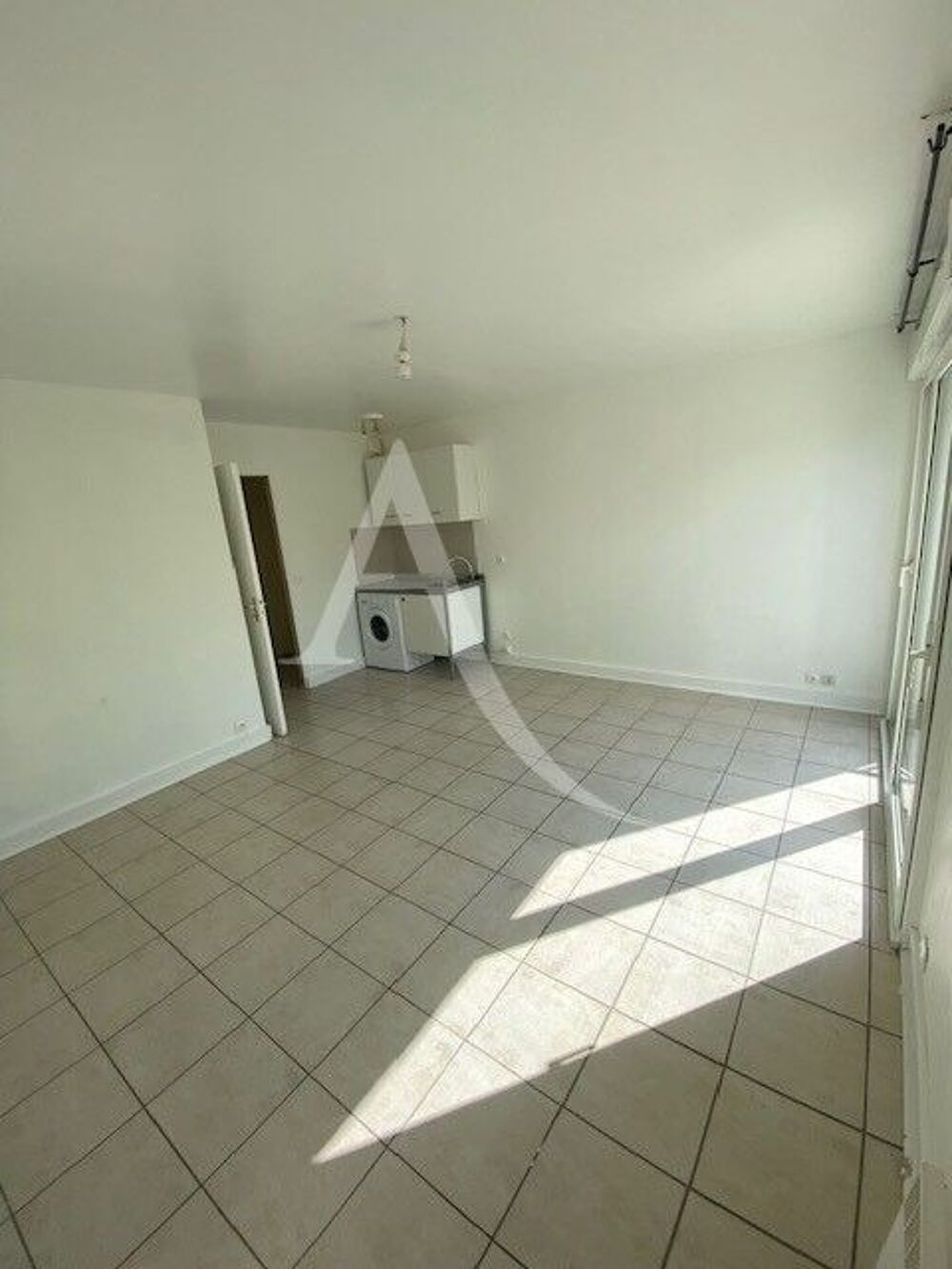 SAINTE GENEVIEVE DES BOIS : appartement F1 (26 m²) en location