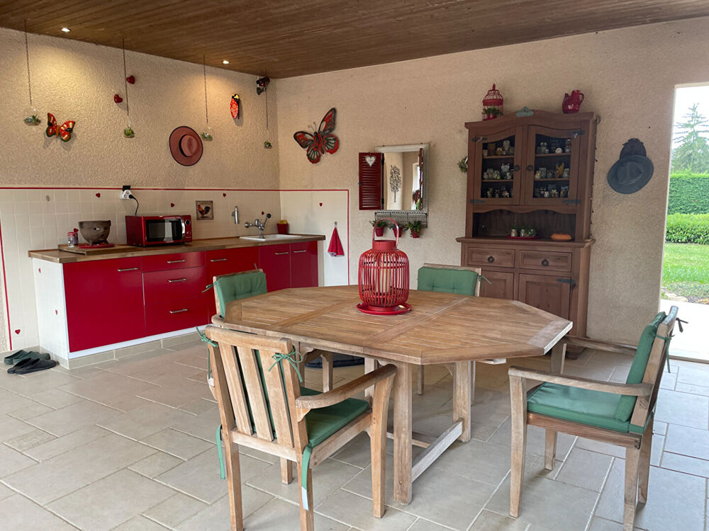 Vente Maison LOT- LUZECH    Superbe propriété, 4 chambres, située dans un grand parc clos avec piscine chauffée. Luzech