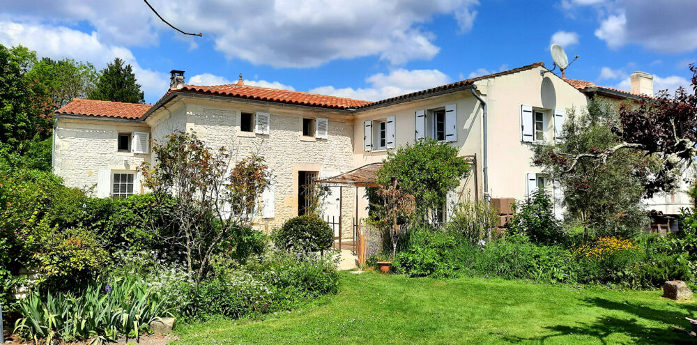 Vente Maison Maison Saintes 9 pièce(s) 220.50 m2 Pons