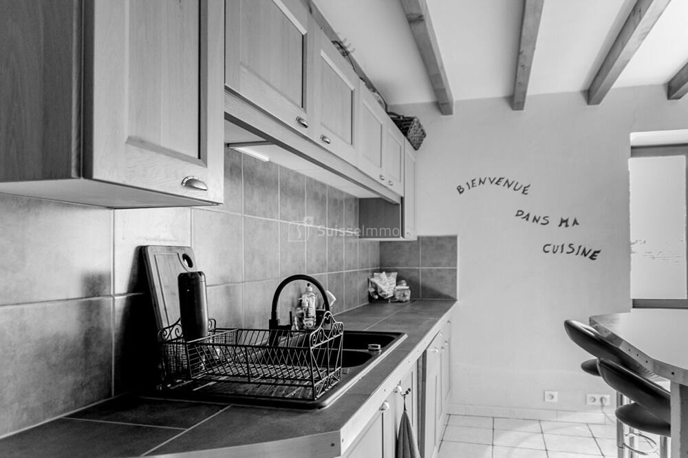 Beaux volumes pour cette maison avec agréable terrain et grande dépendance