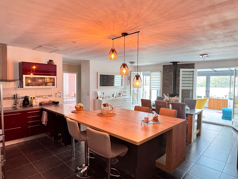 Vente Maison Maison  5 pièce(s) 142.37 m2 Tonnay charente