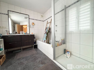  Appartement à louer 3 pièces 100 m²