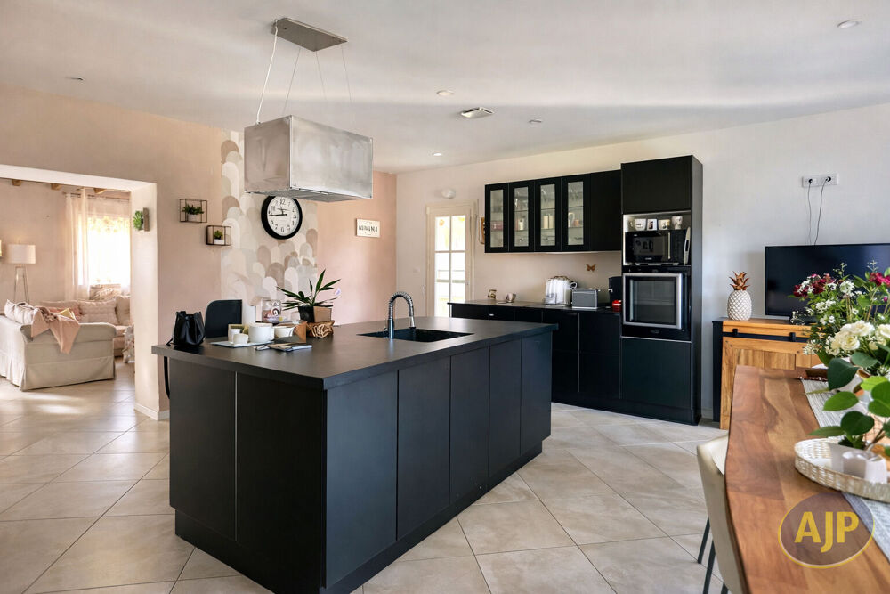 Maison avec piscine, 4 chambres !